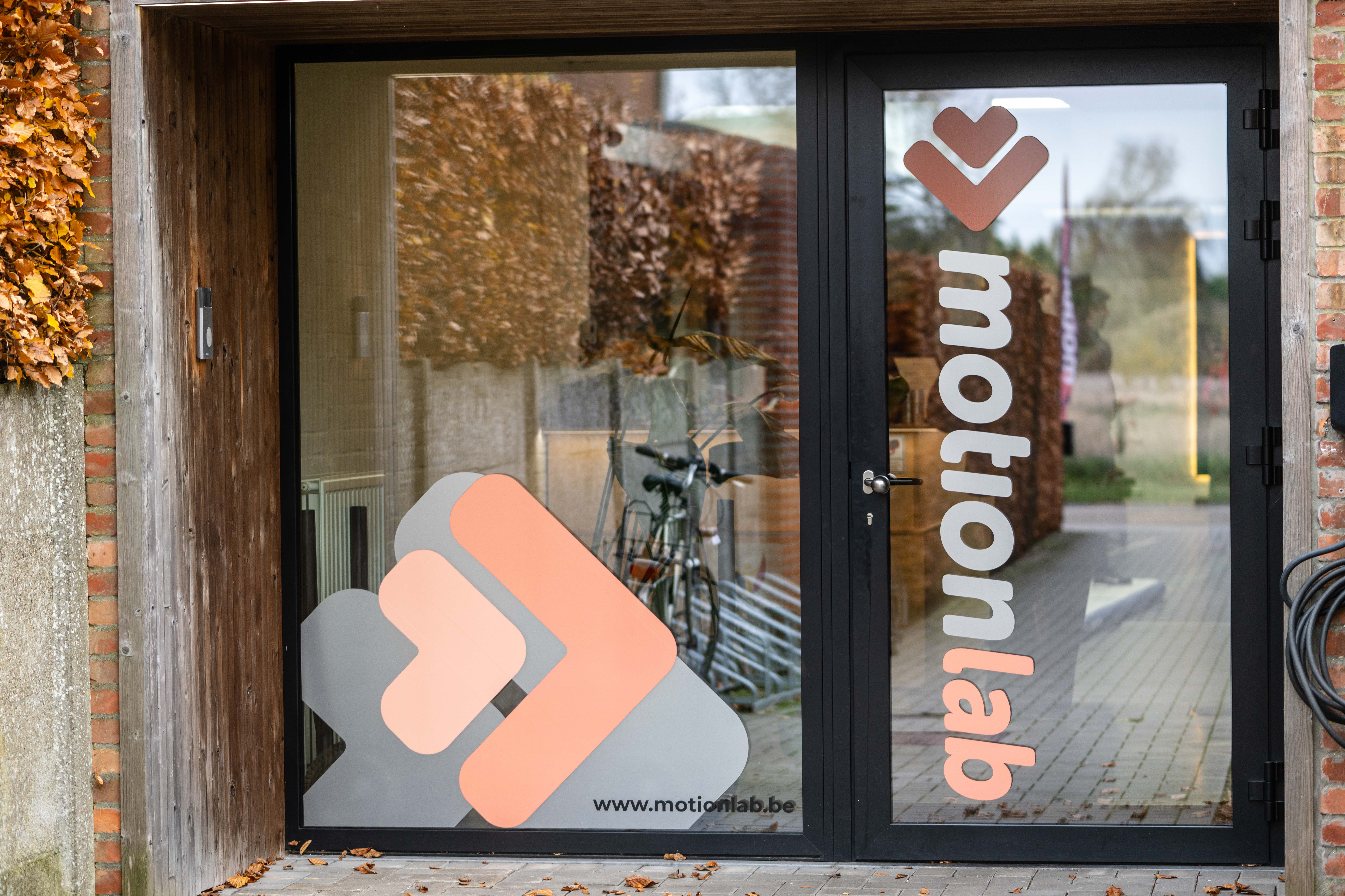 Voordeur van motionlab kinesitherapie in schoten